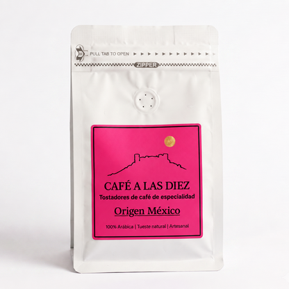 Café de especialidad México Chiapas de Café a las diez, paquete de 200 g sobre fondo blanco